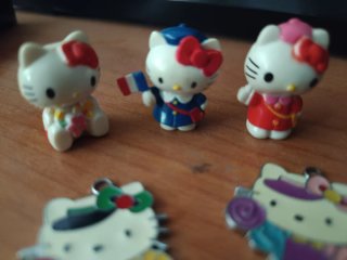 Colección Hello Kitty: 3 figuras + 2 Colgantes