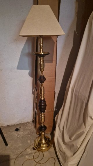 Lámpara de pie dorada y madera