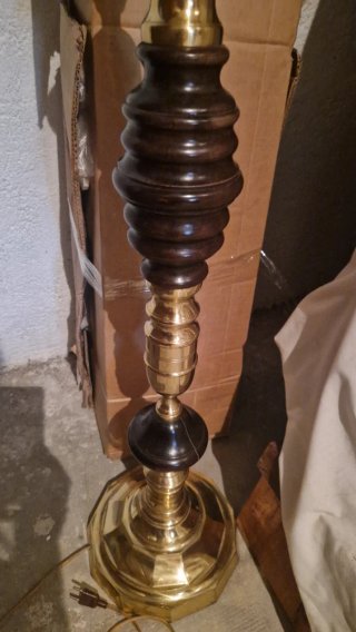 Lámpara de pie dorada y madera