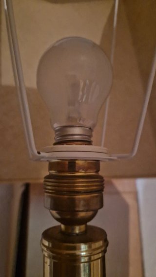 Lámpara de pie dorada y madera