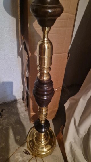 Lámpara de pie dorada y madera