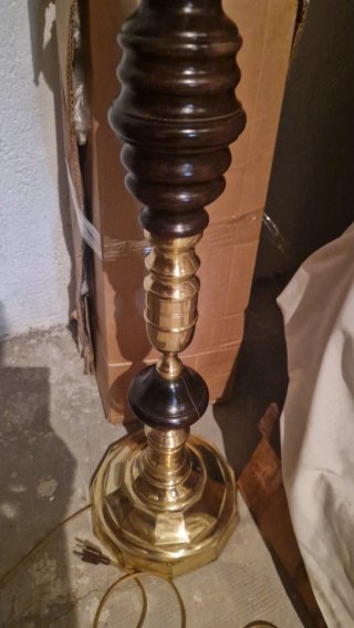 Lámpara de pie dorada y madera