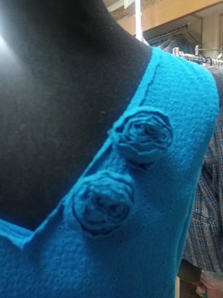 Vestido azul con relieve. Escote pico.