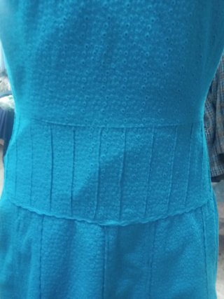 Vestido azul con relieve. Escote pico.