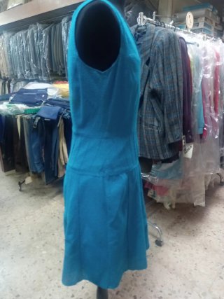 Vestido azul con relieve. Escote pico.