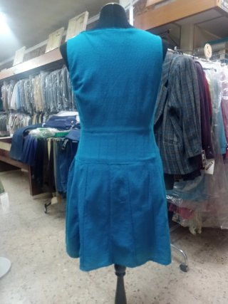 Vestido azul con relieve. Escote pico.