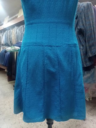 Vestido azul con relieve. Escote pico.