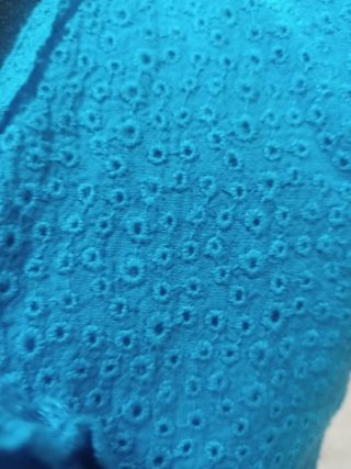 Vestido azul con relieve. Escote pico.