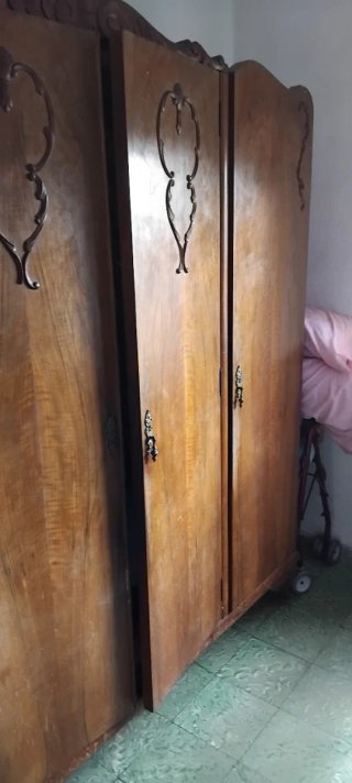 Tocador de madera con espejo dos mesitas y armario