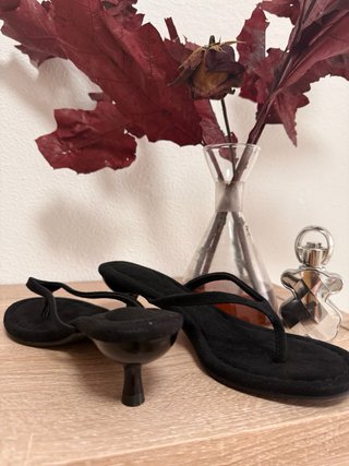 Sandalias chancla tacón bajo