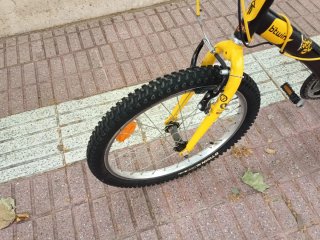 Bicicleta infantil negra y amarilla