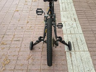 Bicicleta infantil negra y amarilla