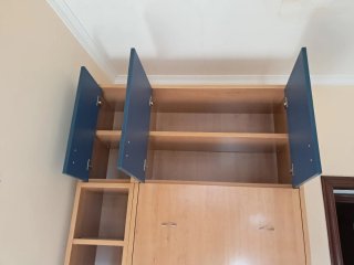 Mueble cama de madera abatible vertical.