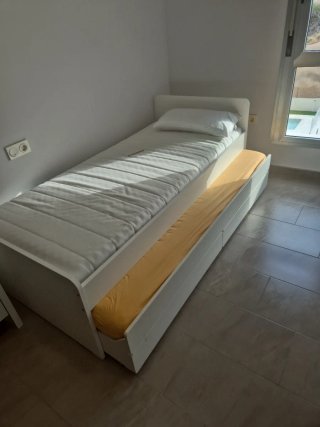 Cama y cómoda blanca