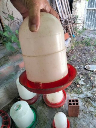 Comederos y bebederos para pollos