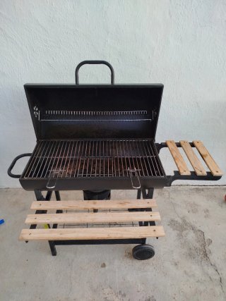 Barbacoa de carbón negra con detalles en madera