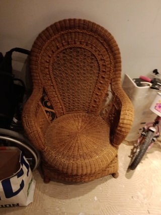 Sillón de mimbre marrón