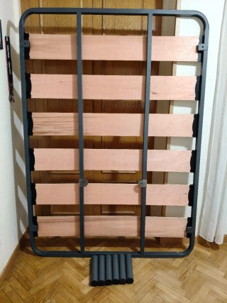 Somier metálico con láminas de madera y colchón