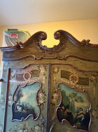Armario antiguo pintado a mano