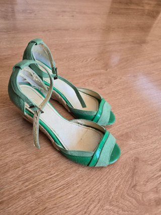 Sandalias verdes cuña