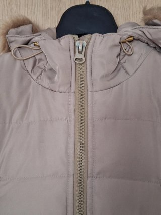 Plumón auténtico, beige con capucha y pelo