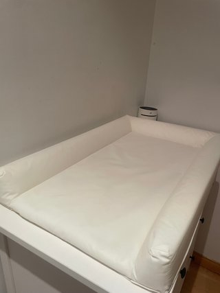 Cambiador Bebé Ikea con funda incluida.
