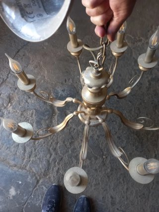 Lámpara de salón dorada