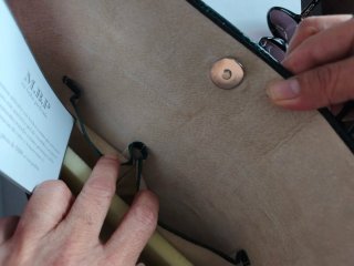 Cartera sobre verde