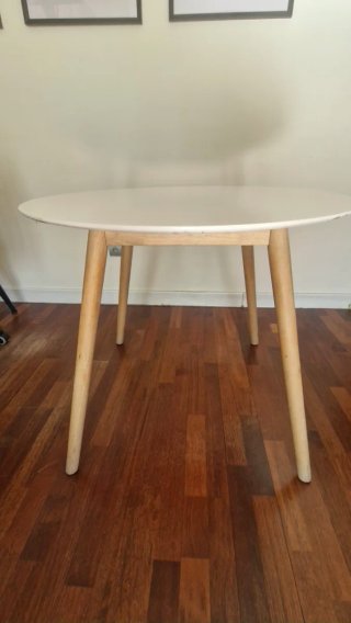 Mesa redonda blanca y madera