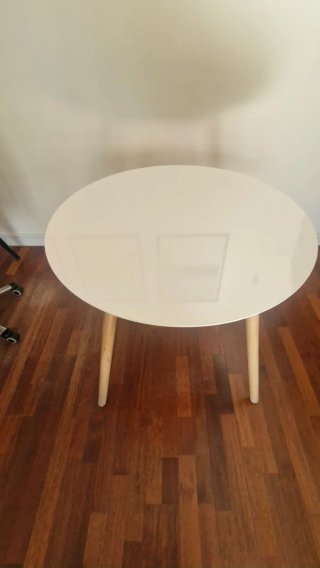 Mesa redonda blanca y madera