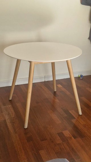Mesa redonda blanca y madera