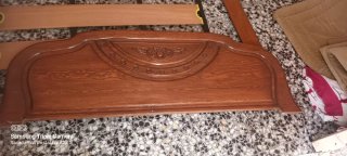 Cama de madera con cabecero tapizado