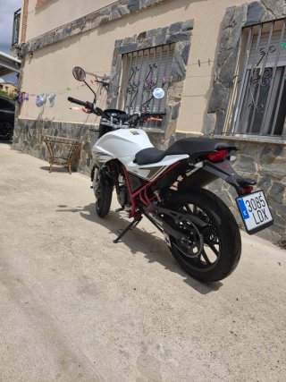 Malaguti 125 Naked Negra y Blanca