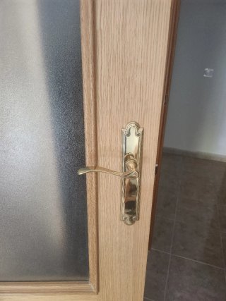 Puerta madera maciza con cristal