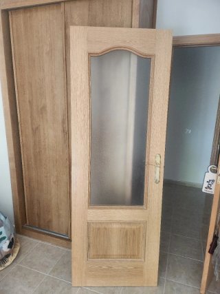Puerta madera maciza con cristal