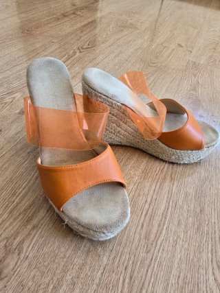 Sandalias cuña naranjas y beige