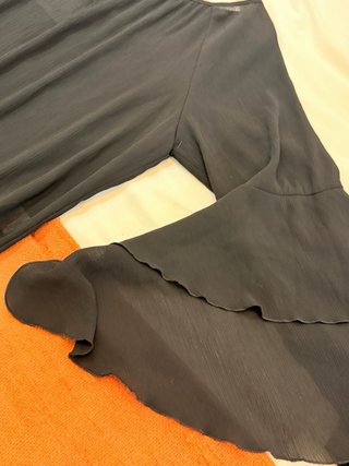 Blusa negra con volantes