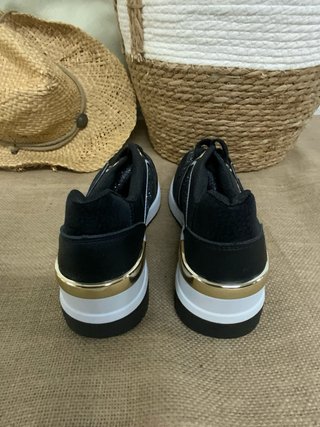 Zapatillas negras y doradas
