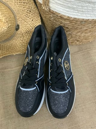 Zapatillas negras y doradas