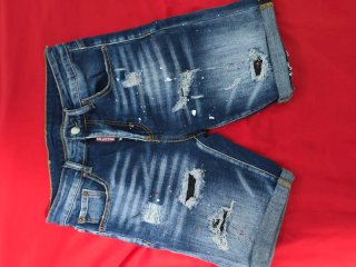 Pantalón corto vaquero desgastado