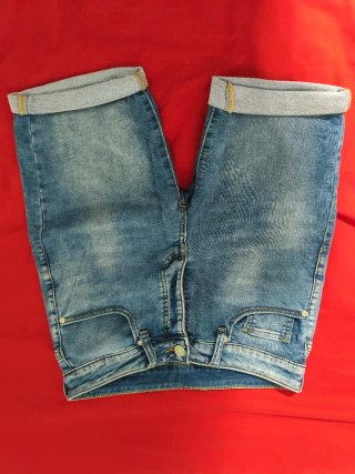 Pantalón corto vaquero desgastado