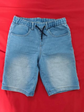 Pantalón corto vaquero desgastado