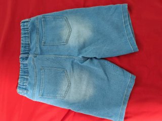 Pantalón corto vaquero desgastado