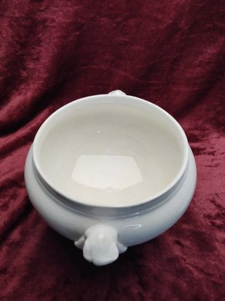 Sopera de loza blanca