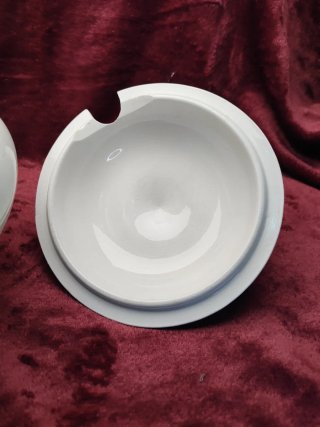 Sopera de loza blanca