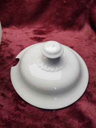 Sopera de loza blanca