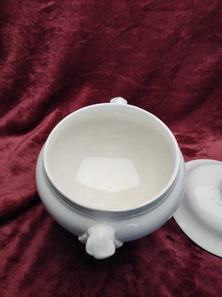Sopera de loza blanca