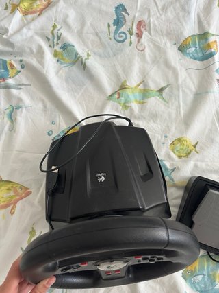 Volante Logitech con Pedales