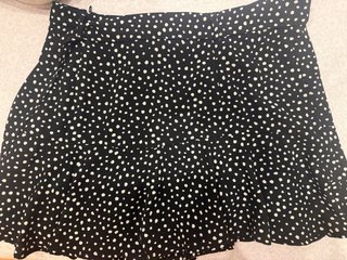 Falda pantalón corta con estampado de lunares