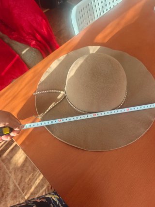 Sombrero beige con perlas plateadas